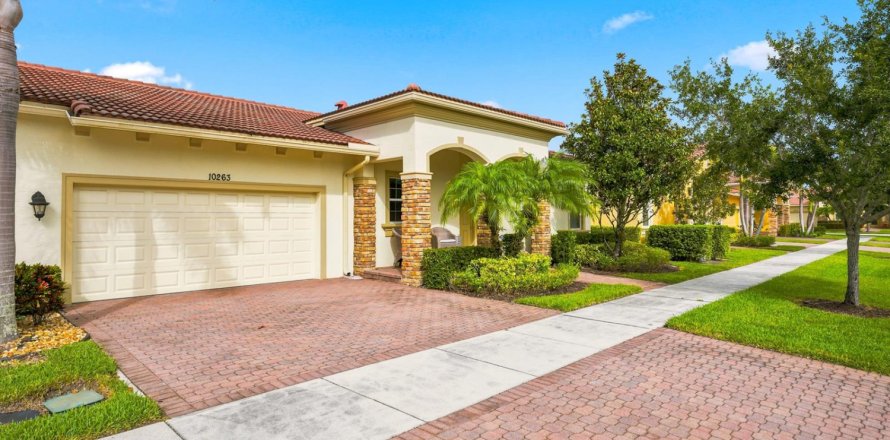 Apartment in Port St. Lucie, Florida 2 bedrooms, 131.18 sq.m. № 2263782