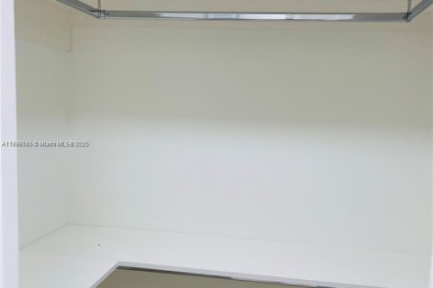 Apartment in Hialeah, Florida 2 bedrooms № 1953262 - photo 8