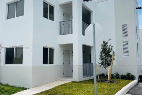 Apartment in Hialeah, Florida 2 bedrooms № 1953262 - photo 1