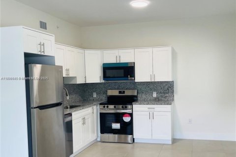 Apartment in Hialeah, Florida 2 bedrooms № 1953262 - photo 4