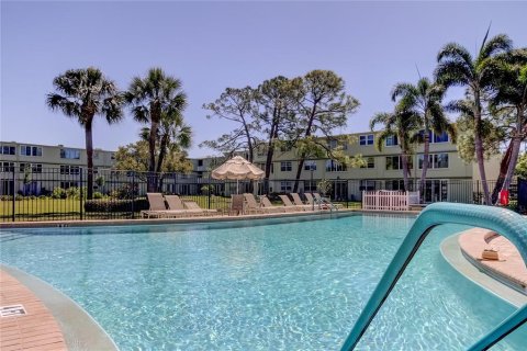 Condo in Saint Petersburg, Florida, 1 bedroom  № 2217609 - photo 2