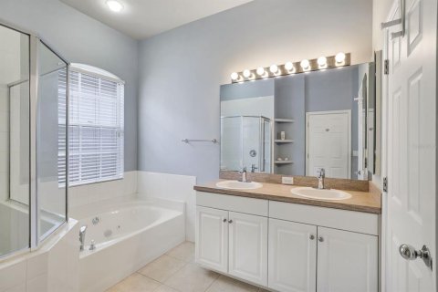 House in Estero, Florida 5 bedrooms, 241.55 sq.m. № 1070987 - photo 16