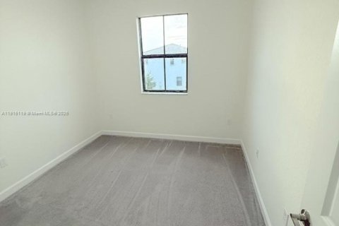 Снять в аренду таунхаус в Хомстед, Флорида 3 спальни, 137.77м2, № 1971244 - фото 4