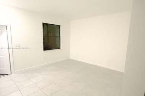 Снять в аренду таунхаус в Хомстед, Флорида 3 спальни, 137.77м2, № 1971244 - фото 6