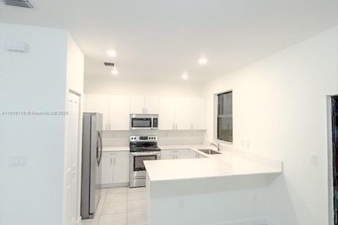 Снять в аренду таунхаус в Хомстед, Флорида 3 спальни, 137.77м2, № 1971244 - фото 2