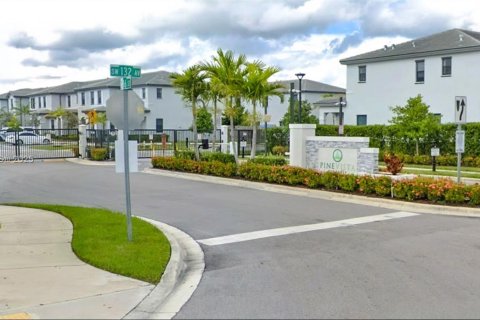 Снять в аренду таунхаус в Хомстед, Флорида 3 спальни, 137.77м2, № 1971244 - фото 1