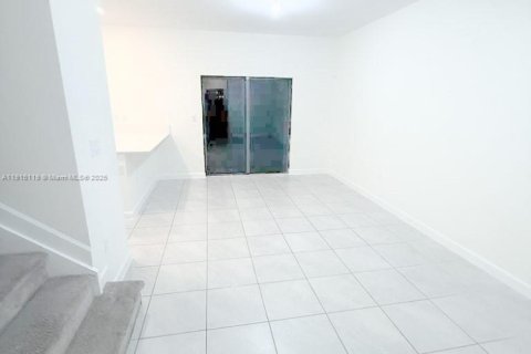 Снять в аренду таунхаус в Хомстед, Флорида 3 спальни, 137.77м2, № 1971244 - фото 3