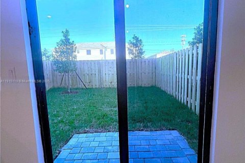 Снять в аренду таунхаус в Хомстед, Флорида 3 спальни, 137.77м2, № 1971244 - фото 14