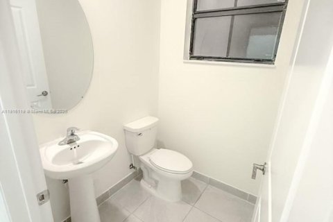 Снять в аренду таунхаус в Хомстед, Флорида 3 спальни, 137.77м2, № 1971244 - фото 5