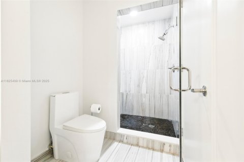 Condo in Miami, Florida, 2 bedrooms  № 1794246 - photo 15