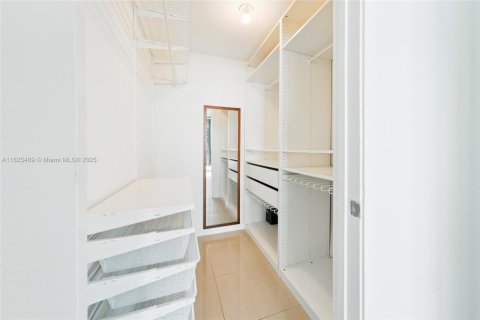 Condo in Miami, Florida, 2 bedrooms  № 1794246 - photo 16