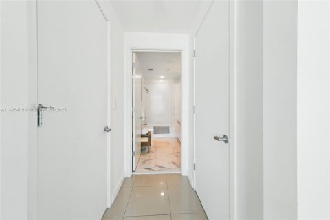 Condo in Miami, Florida, 2 bedrooms  № 1794246 - photo 23