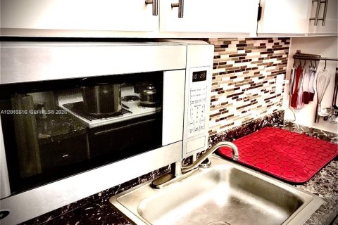 Condominio en alquiler en Hallandale Beach, Florida, 1 dormitorio, 58.06 m2 № 2075829 - foto 17