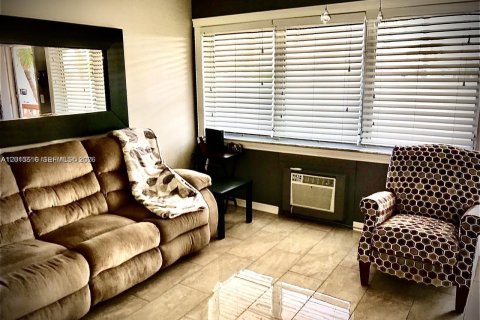 Condominio en alquiler en Hallandale Beach, Florida, 1 dormitorio, 58.06 m2 № 2075829 - foto 10