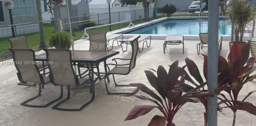 Commercial property in Homestead, Florida 46.45 sq.m. № 2041917