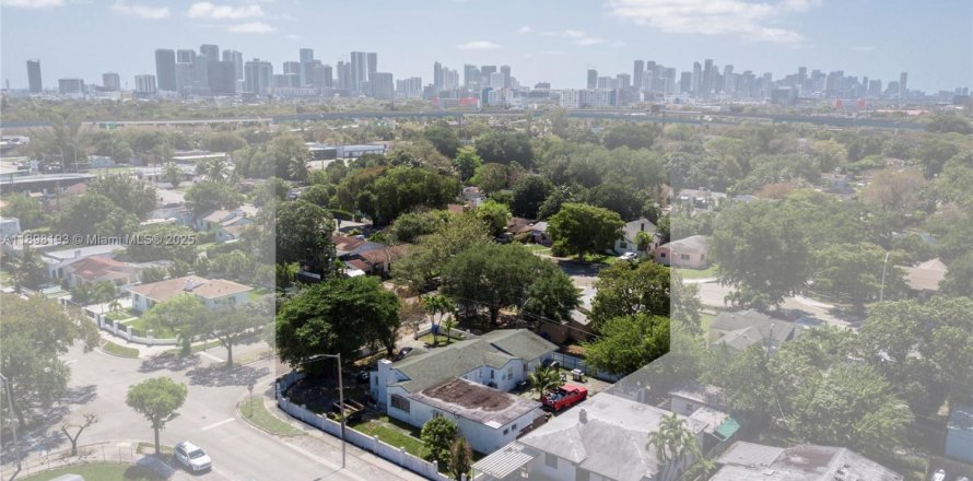 House in Miami, Florida 4 bedrooms, 182 sq.m. № 1952913