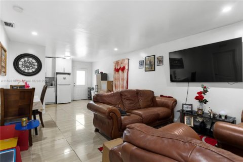 House in Miami, Florida 4 bedrooms, 182 sq.m. № 1952913 - photo 14