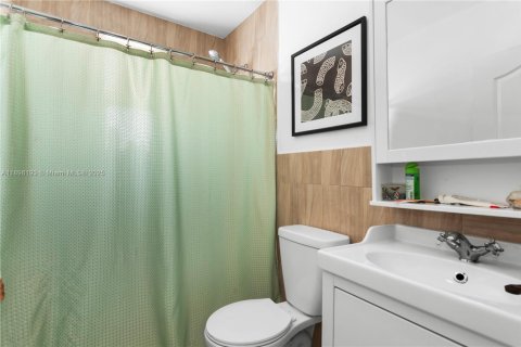 House in Miami, Florida 4 bedrooms, 182 sq.m. № 1952913 - photo 13