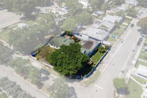 House in Miami, Florida 4 bedrooms, 182 sq.m. № 1952913 - photo 2