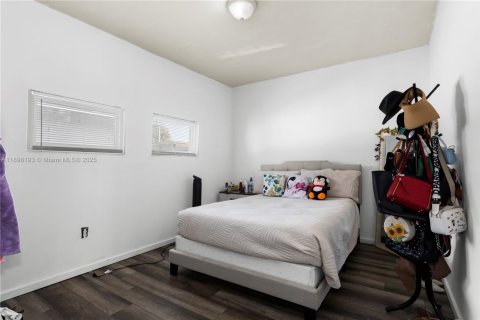 House in Miami, Florida 4 bedrooms, 182 sq.m. № 1952913 - photo 15