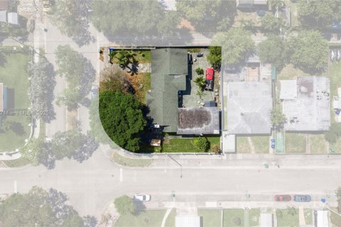 House in Miami, Florida 4 bedrooms, 182 sq.m. № 1952913 - photo 3