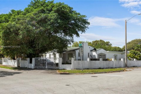 House in Miami, Florida 4 bedrooms, 182 sq.m. № 1952913 - photo 17