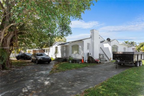 House in Miami, Florida 4 bedrooms, 182 sq.m. № 1952913 - photo 4