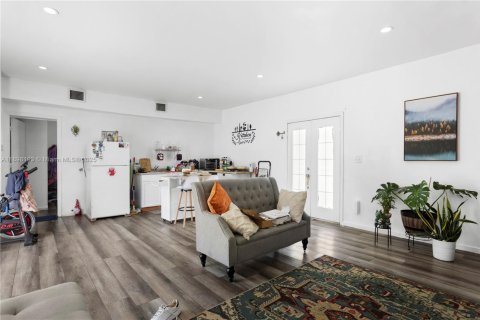 House in Miami, Florida 4 bedrooms, 182 sq.m. № 1952913 - photo 11