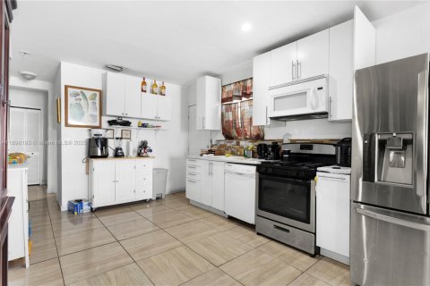 House in Miami, Florida 4 bedrooms, 182 sq.m. № 1952913 - photo 8