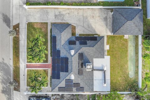 Casa en venta en West Palm Beach, Florida, 3 dormitorios, 183.3 m2 № 2378661 - foto 2