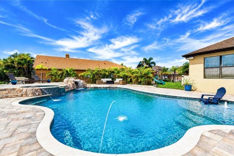 House in Pinellas Park, Florida 4 bedrooms, 340.12 sq.m. № 2277477 - photo 10