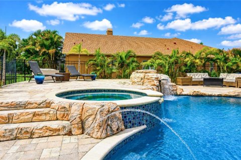 House in Pinellas Park, Florida 4 bedrooms, 340.12 sq.m. № 2277477 - photo 8
