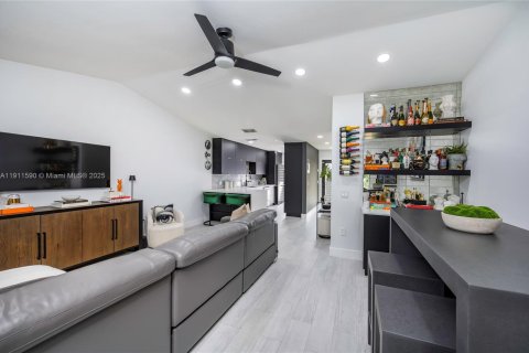 Casa en venta en Pembroke Pines, Florida, 2 dormitorios, 98.48 m2 № 2015777 - foto 11