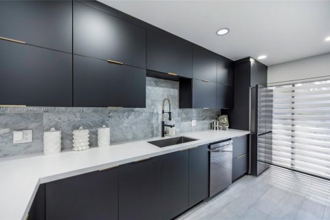 Casa en venta en Pembroke Pines, Florida, 2 dormitorios, 98.48 m2 № 2015777 - foto 4