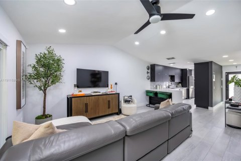 Casa en venta en Pembroke Pines, Florida, 2 dormitorios, 98.48 m2 № 2015777 - foto 7