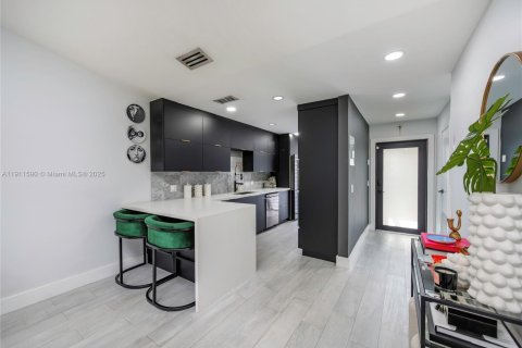 Casa en venta en Pembroke Pines, Florida, 2 dormitorios, 98.48 m2 № 2015777 - foto 12