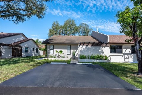 Casa en venta en Pembroke Pines, Florida, 2 dormitorios, 98.48 m2 № 2015777 - foto 2