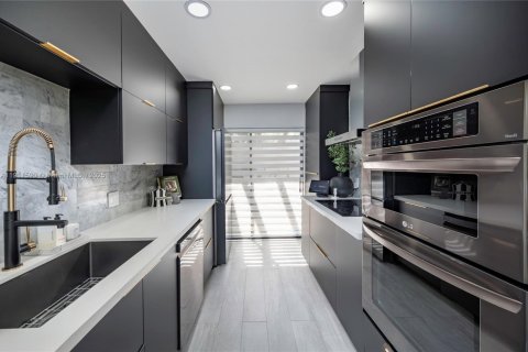 House in Pembroke Pines, Florida 2 bedrooms, 98.48 sq.m. № 2015777