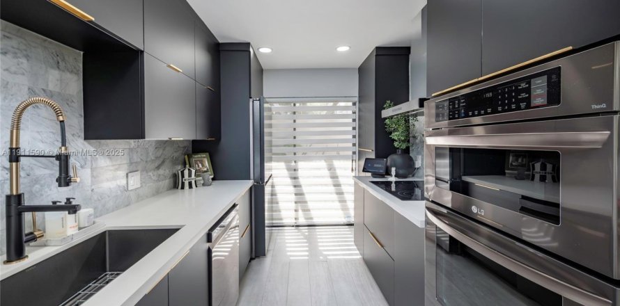 Casa en Pembroke Pines, Florida 2 dormitorios, 98.48 m2 № 2015777