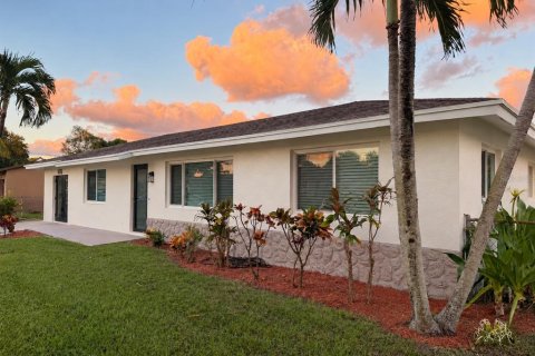 Villa ou maison à vendre à West Palm Beach, Floride: 3 chambres, 172.33 m2 № 2416477 - photo 2