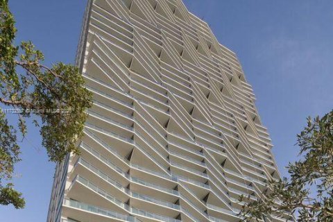 Condo in Miami, Florida, 1 bedroom  № 1703492 - photo 1