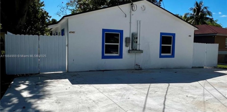 Propiedad comercial en Miami, Florida 97.18 m2 № 1930427