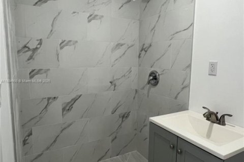 Propiedad comercial en venta en Miami, Florida, 97.18 m2 № 1930427 - foto 18