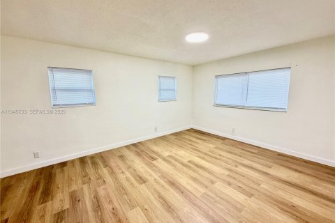 House in Oakland Park, Florida 4 bedrooms, 158.77 sq.m. № 2003219 - photo 7