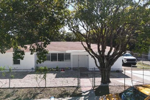 House in Oakland Park, Florida 4 bedrooms, 158.77 sq.m. № 2003219