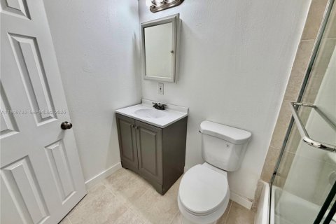 House in Oakland Park, Florida 4 bedrooms, 158.77 sq.m. № 2003219 - photo 24