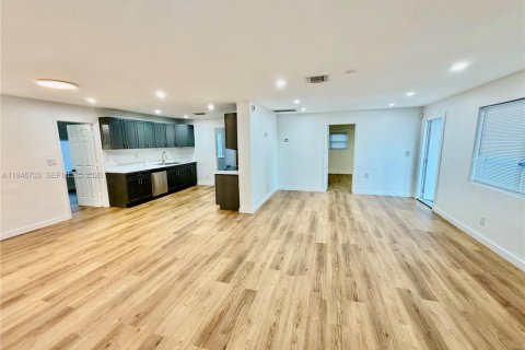 House in Oakland Park, Florida 4 bedrooms, 158.77 sq.m. № 2003219 - photo 4