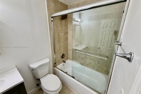 House in Oakland Park, Florida 4 bedrooms, 158.77 sq.m. № 2003219 - photo 23