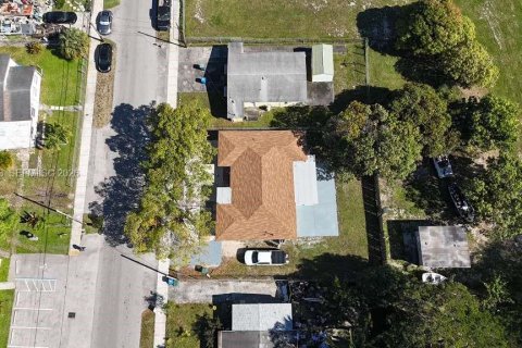 House in Oakland Park, Florida 4 bedrooms, 158.77 sq.m. № 2003219 - photo 30