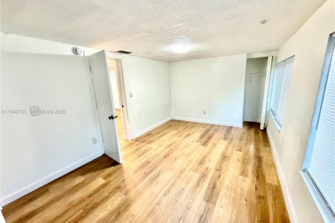 House in Oakland Park, Florida 4 bedrooms, 158.77 sq.m. № 2003219 - photo 12